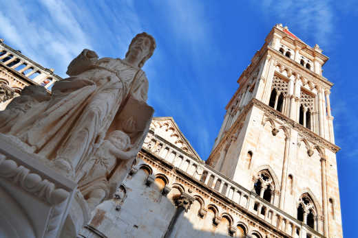 Blick auf die Kathedrale von St. Lawrence in Trogir, Kroatien.
