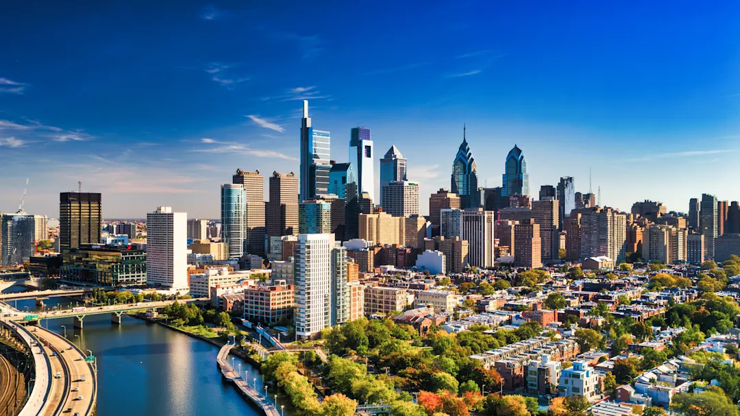 Panoramablick auf die Skyline von Philadelphia und den Schuylkill River. Philadelphia, Pennsylvania, USA.