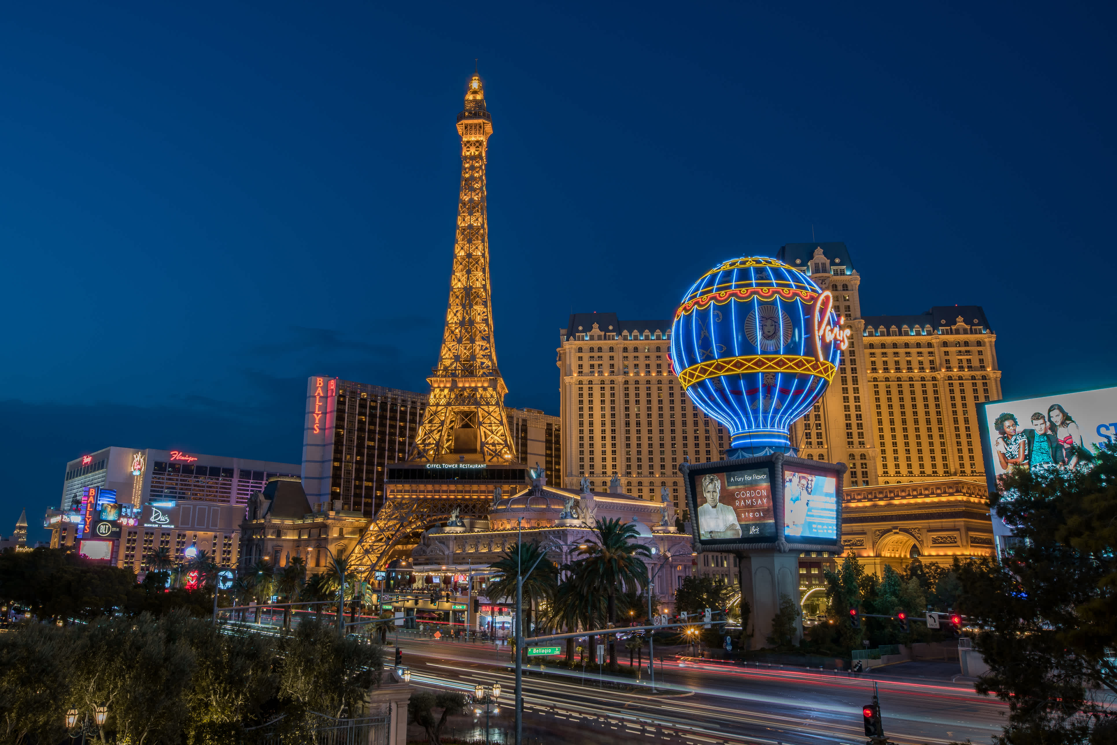 Découvrez une surprenante copie de la célèbre Tour Eiffel devant l'Hôtel Paris pendant votre voyage à Las Vegas