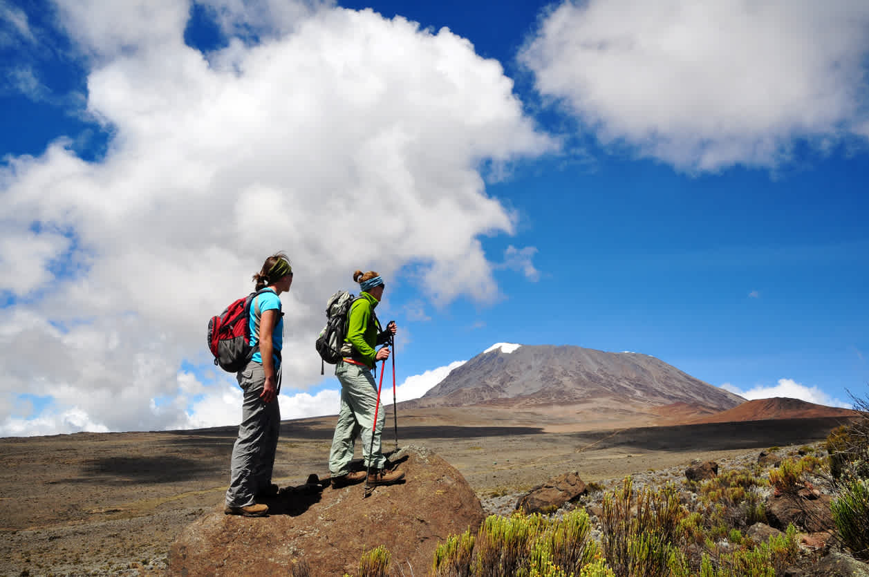 Wanderer genießen den Ausblick auf dem Kilimandscharo