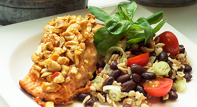 Laks med cashewdekke og mathavresalat