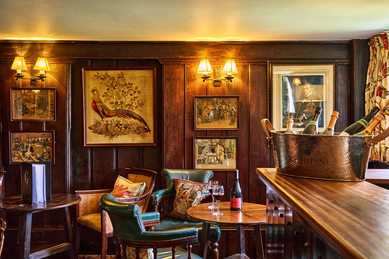 Ockenden Manor   Bar