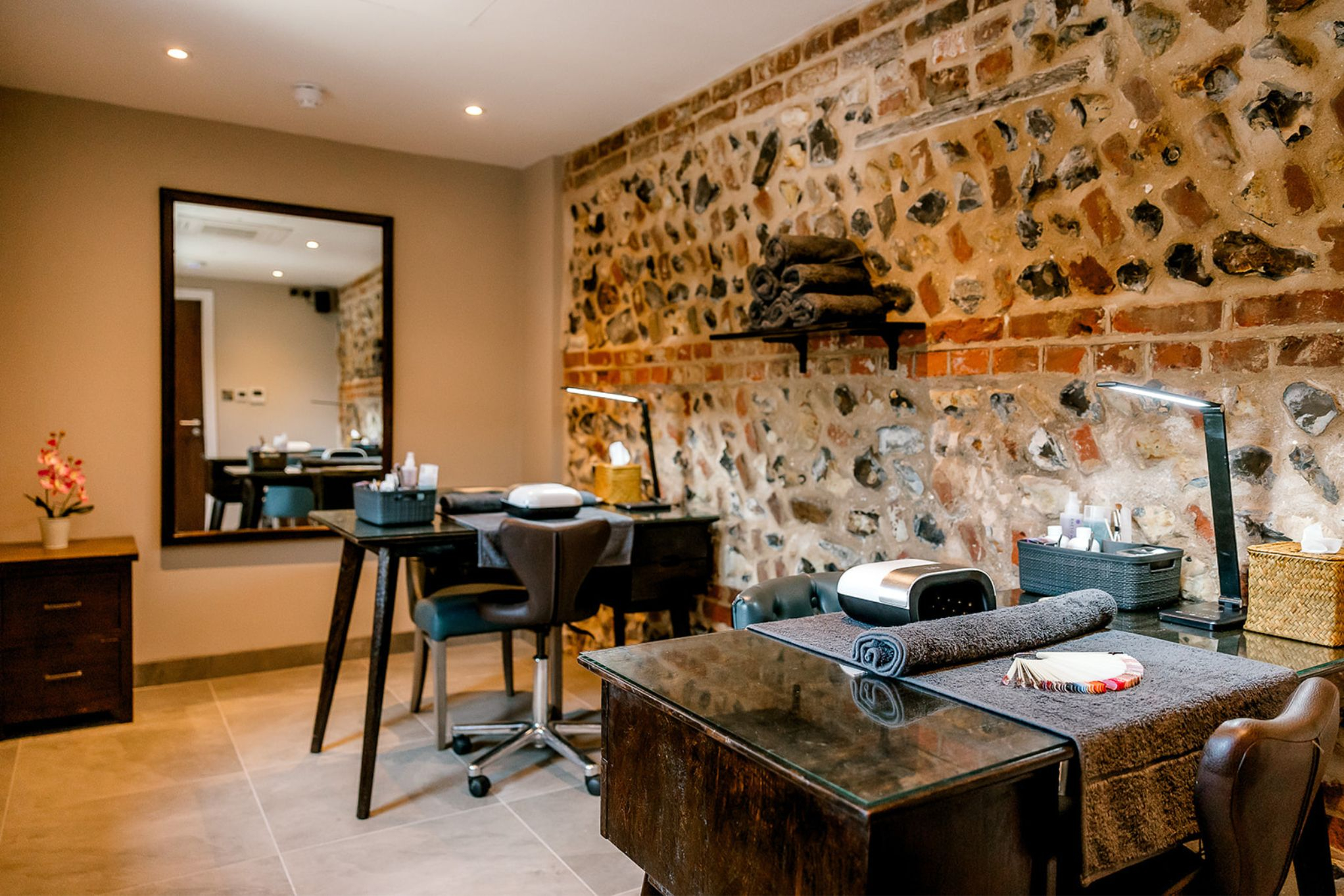 Norfolk Mead Hotel   Manicure Stations