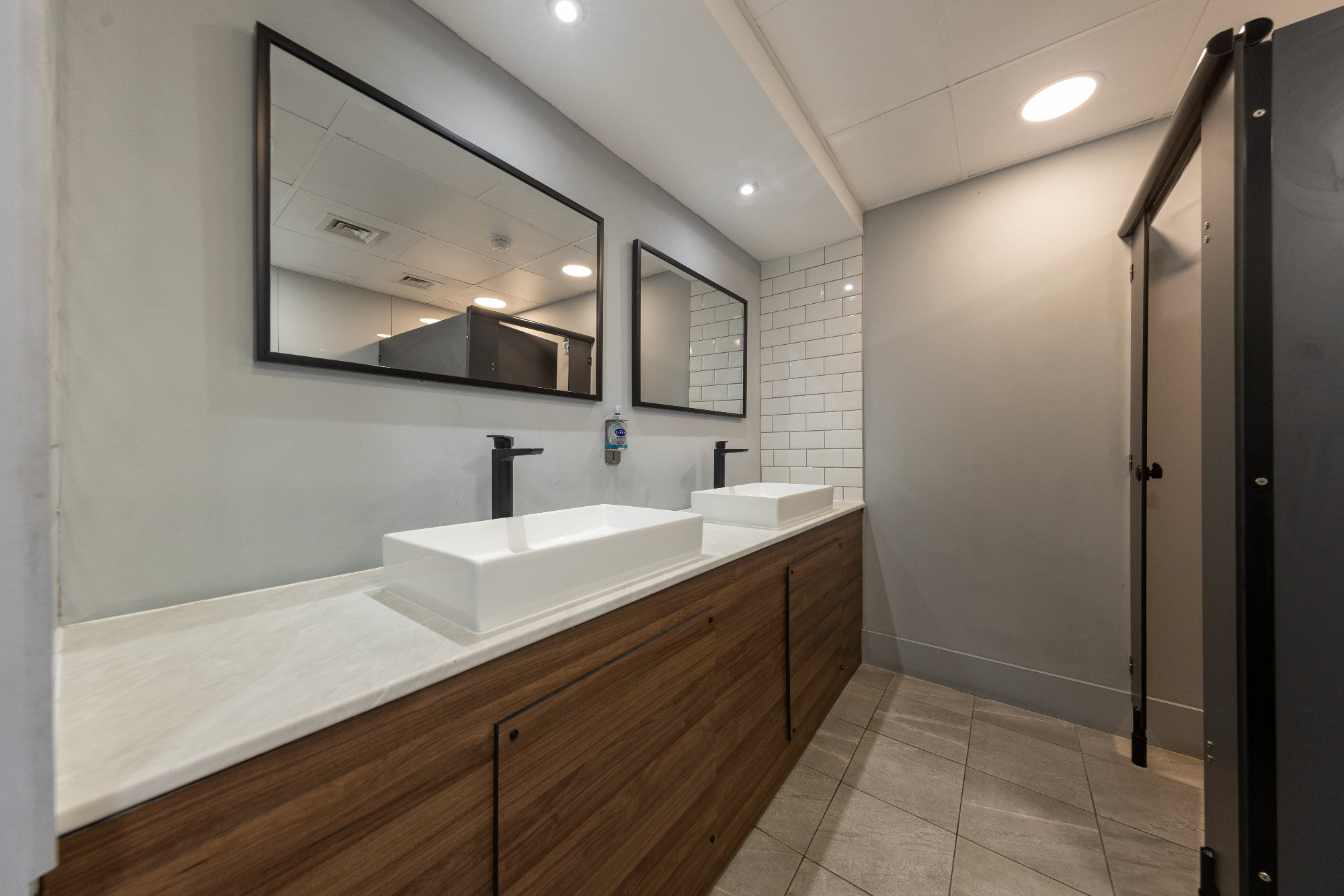 Holiday Inn Corby   Changing Rooms