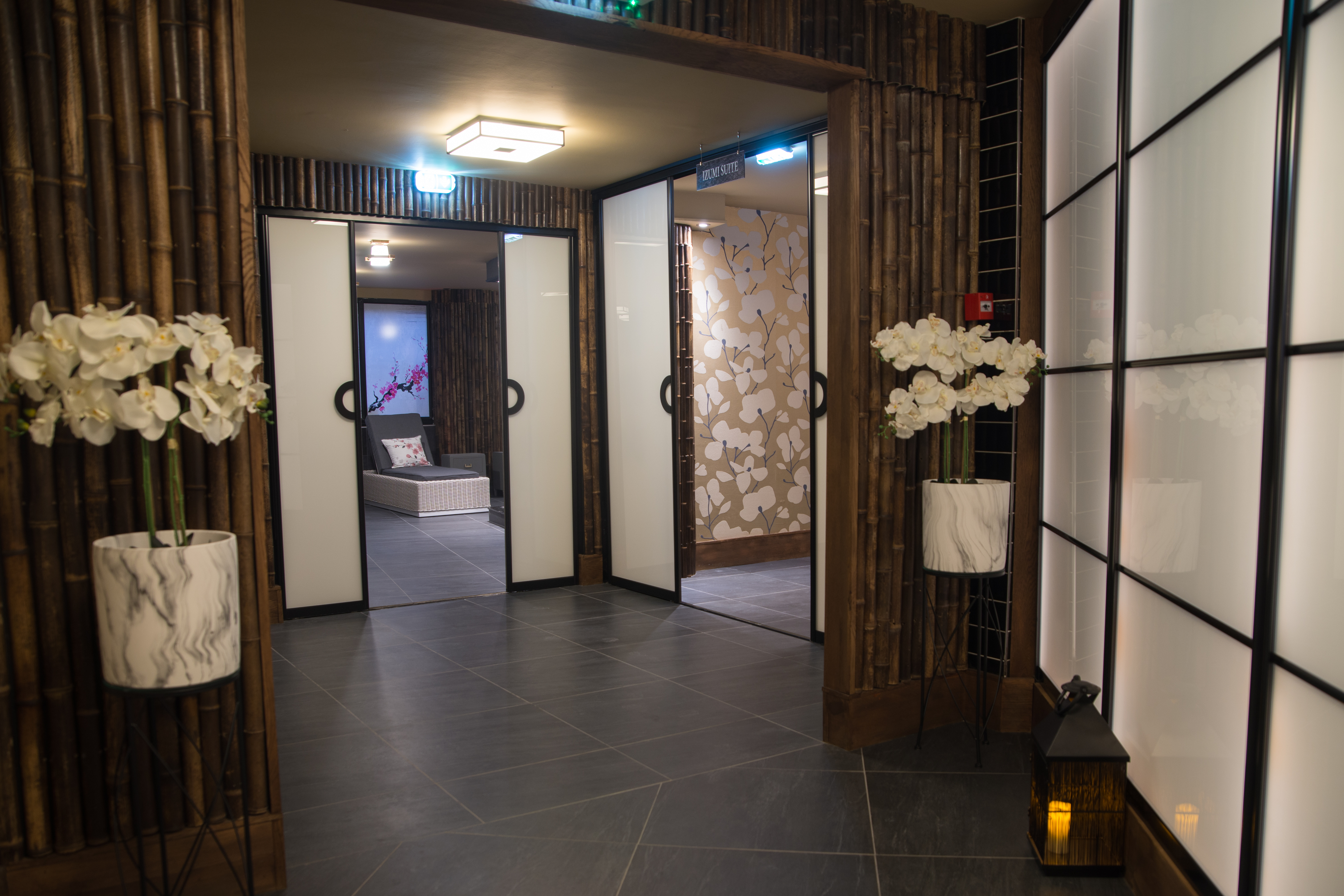 Holyrood Hotel   Walkway