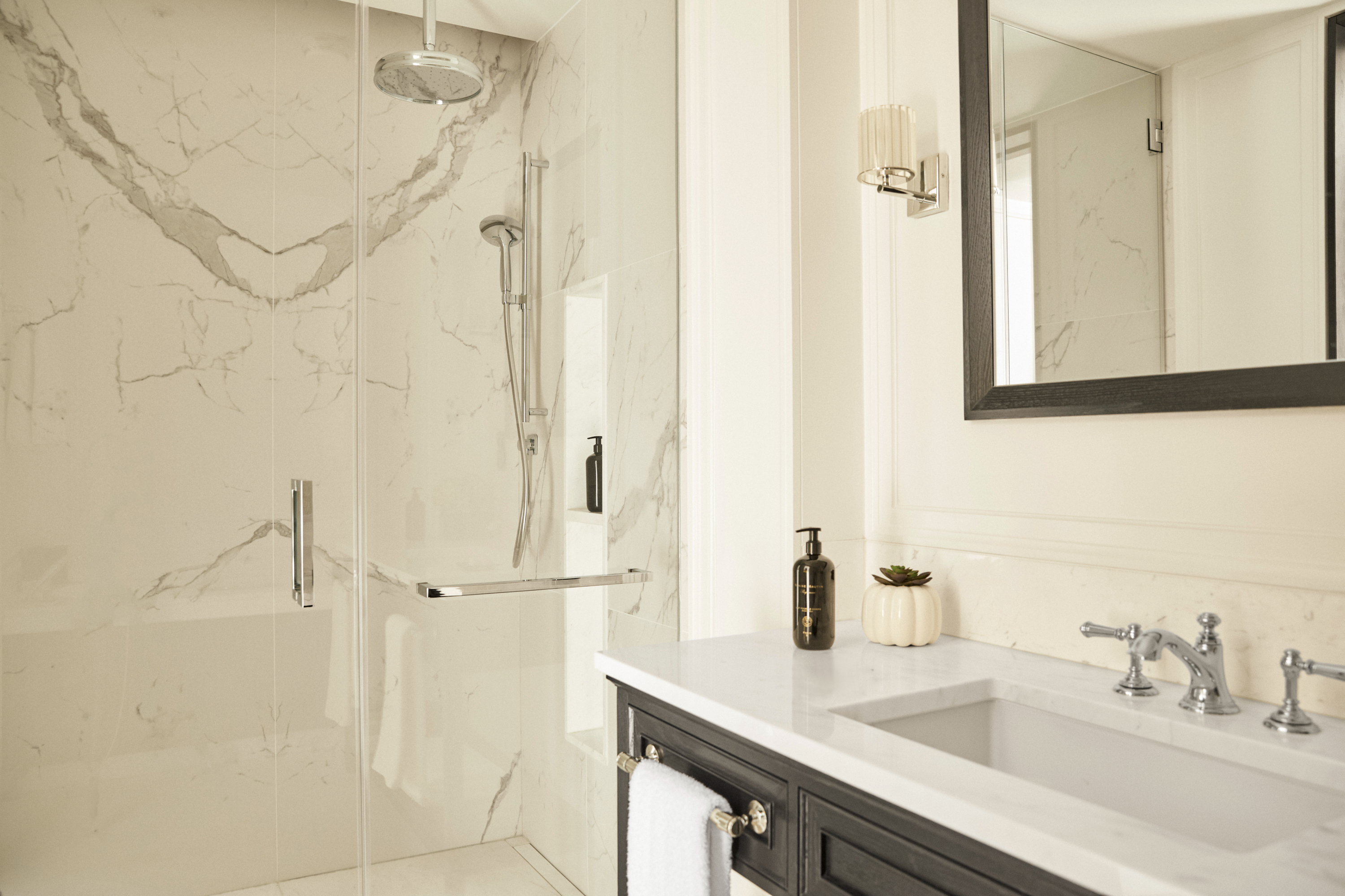 Room King Bathroom Shower2