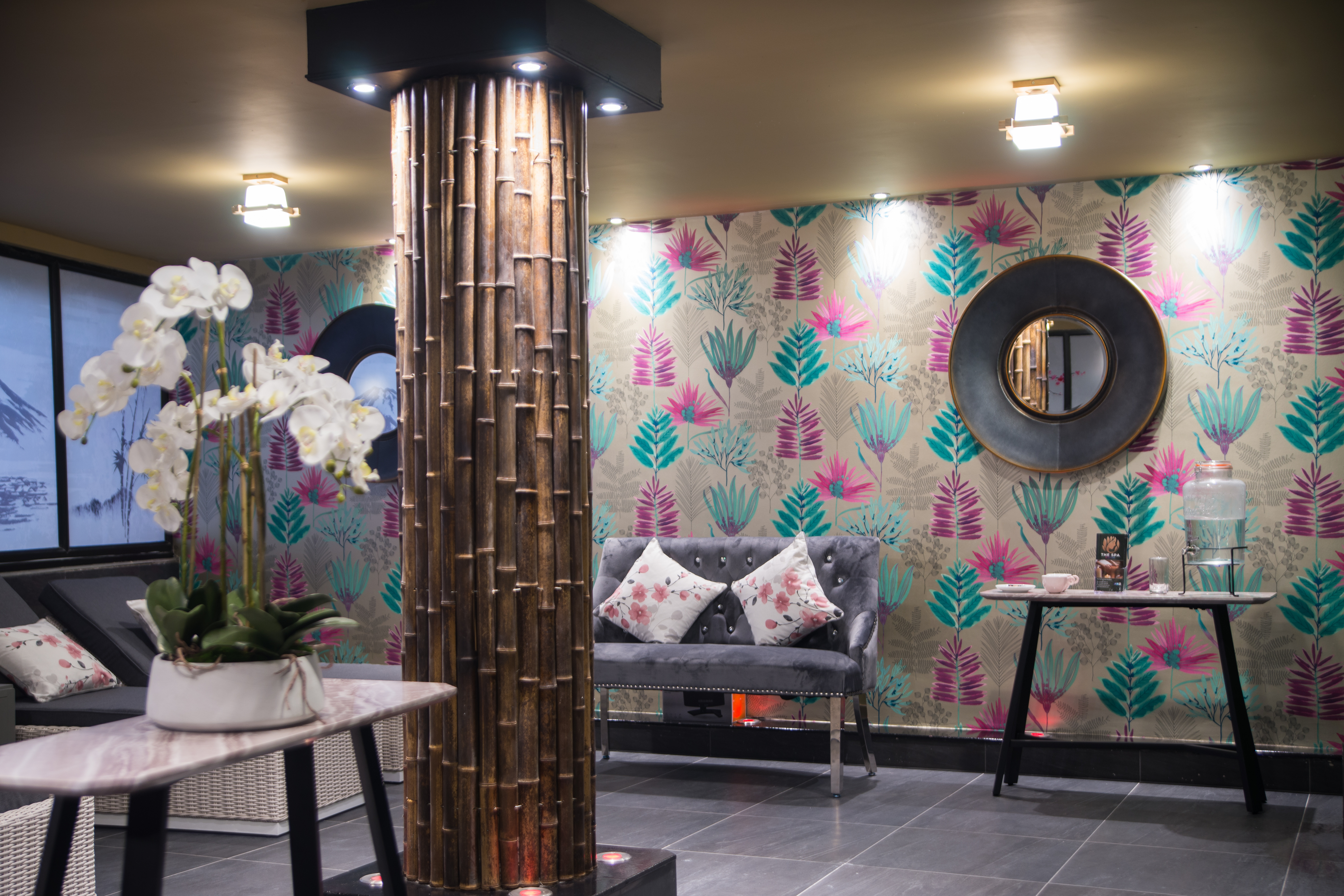 Holyrood Hotel   Sofa