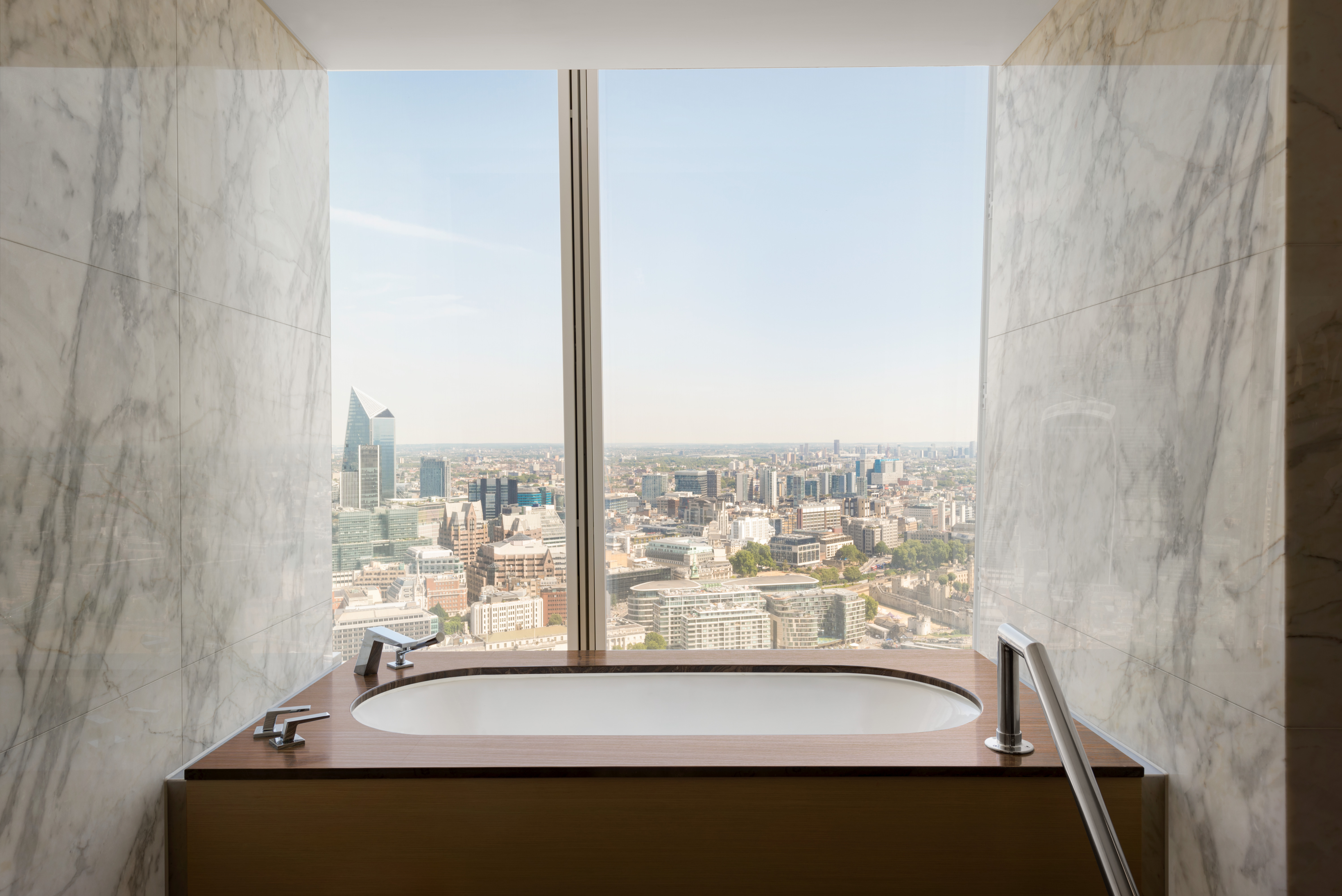 Shangri La Hotel, At The Shard, London, London Suite Bathroom