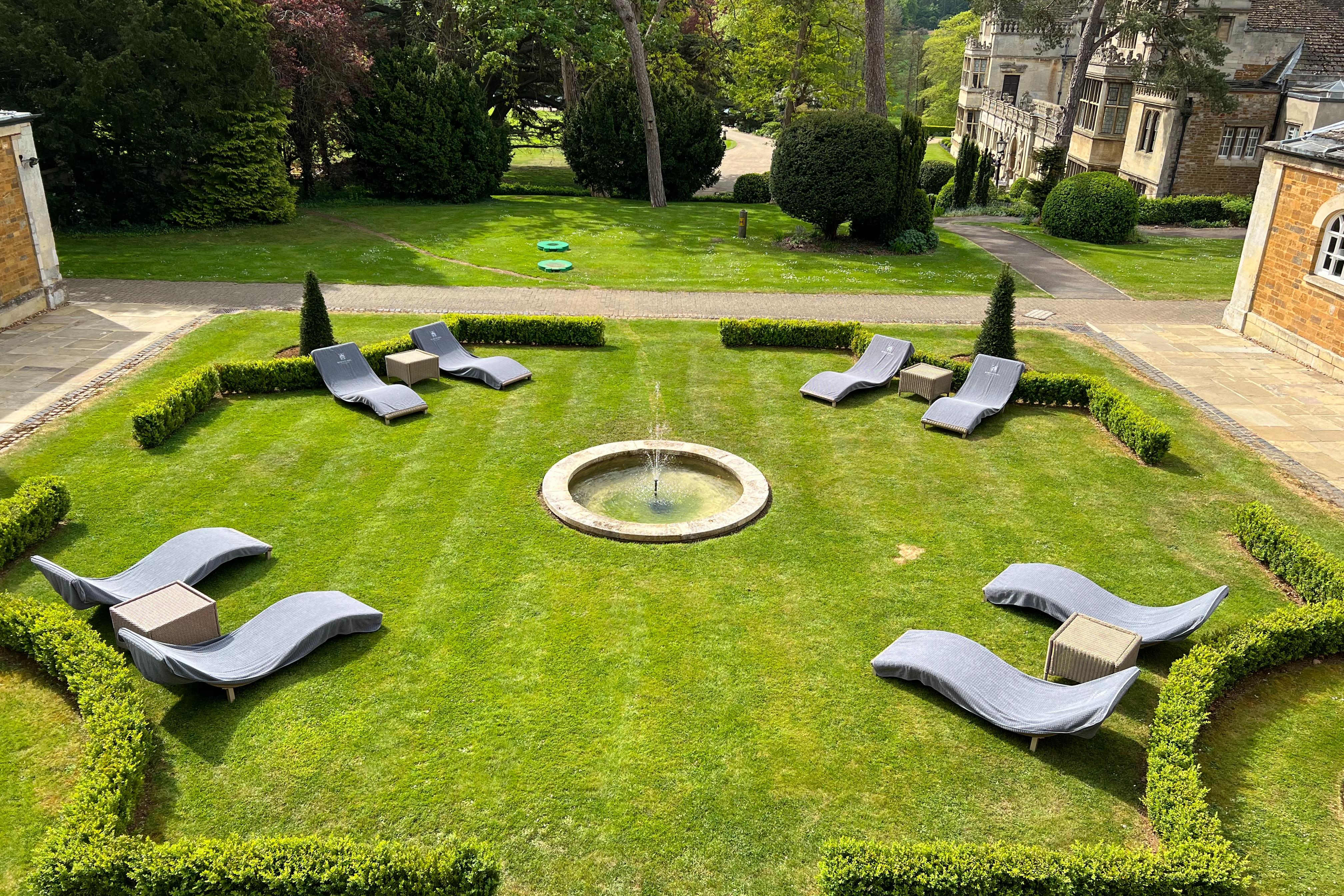 Rushton Hall Hotel And Spa   Loungers