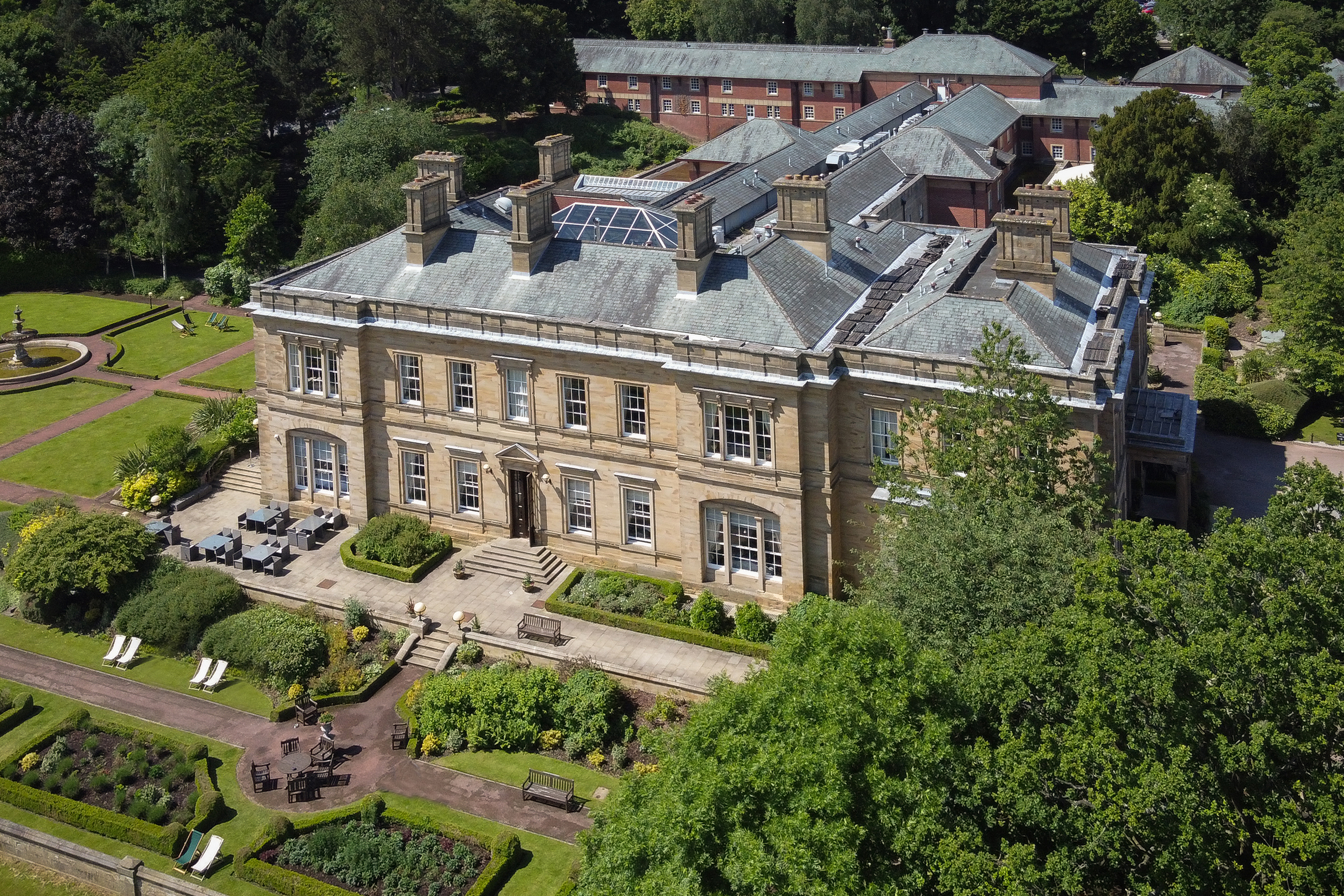 Q Oulton Hall   Exterior