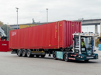 Roter Container auf einem LKW