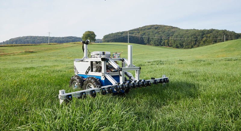 Die Drohne fotografiert aus der Luft, der Roboter vom Boden aus. Beide versenden ihre Bilder über das 5G-Netz.