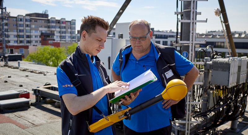 Artem Rudov (links) und Thomas Weidemann prüfen unter anderem Sicherheitsabstände. Das gelbe Gerät misst die Aussendungen der Antennen.