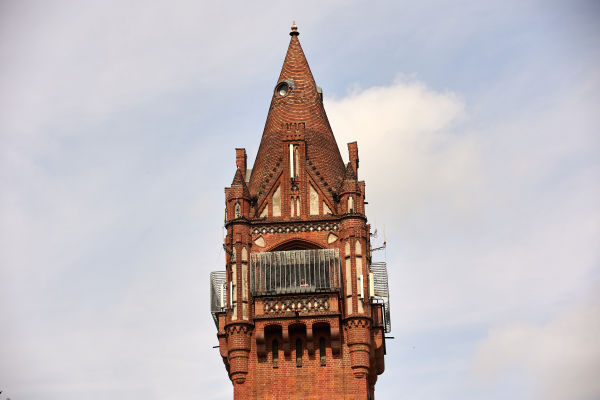 Relativ unscheinbar und in das Landschaftsbild eingefügt ist hier eine Mobilfunksendeanlage auf einem Gebäude angebracht. Durch die Höhe des Gebäudes wird die Sendeleistung verbessert, ohne dass ein extra Mast gebaut werden muss.