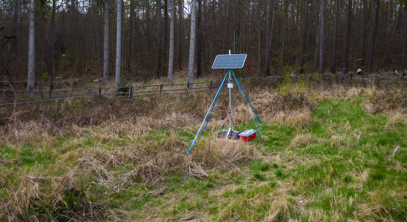 Eine solarbetriebene Funkstation empfängt die Sensordaten aus dem Wald und leitet sie über das 5G-Netz weiter.