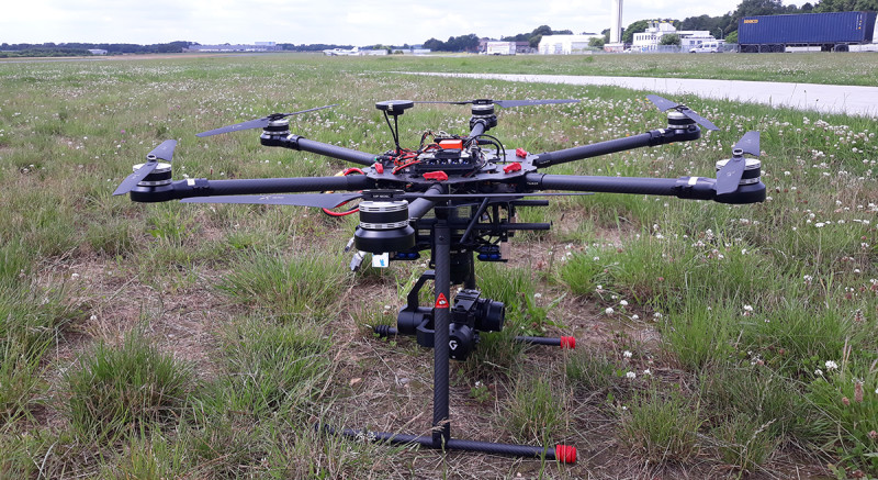 Drohnen wie diese könnten künftig Windräder inspizieren. Fachleute am Boden analysieren die hochaufgelösten Bilder der montierten Kamera.