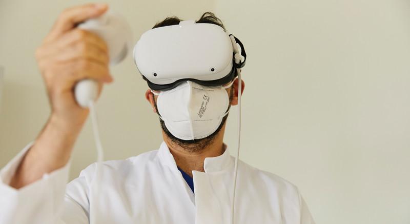 5G ermöglicht auch den reibungslosen Einsatz von VR-Brillen, wie Dr. med. Dr. med. univ. Houtan Heidari zeigt.