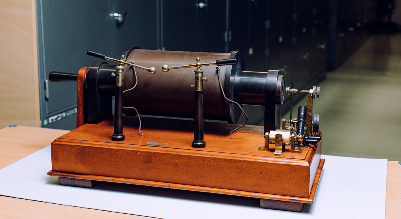 1898, Kommunikation wird drahtlos: Marconi erzeugte mit Knallfunkensendern elektromagnetische Wellen. So konnte er Morsecode per Funk kilometerweit übermitteln. Dieser Teil einer Marconi-Funkstation ist erhalten & steht heute im Museum für Kommunikation.