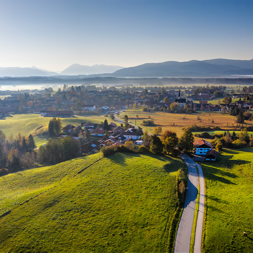 Blick auf ein bayrisches Dorf
