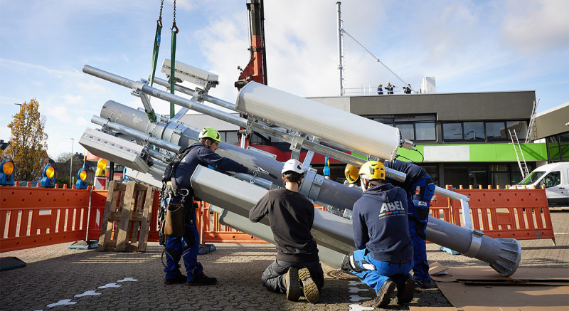 Die Montage der neuen Antennen erfolgt am Boden, bevor ein Kran den tonnenschweren Funkmast auf das Dach hebt.