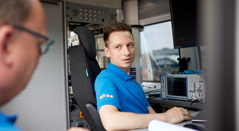 Artem Rudov sitzt im Messfahrzeug. Spezialisten wie er haben bundesweit die Immission durch Funkstrahlung im Blick.