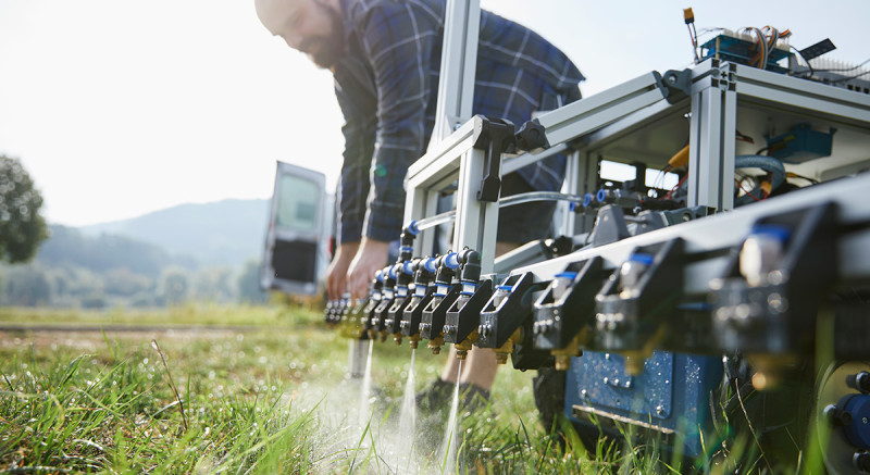 Der Roboter spritzt zentimetergenau. Während der Testläufe füllt Bastian Kolb-Grunder nur Wasser ein.