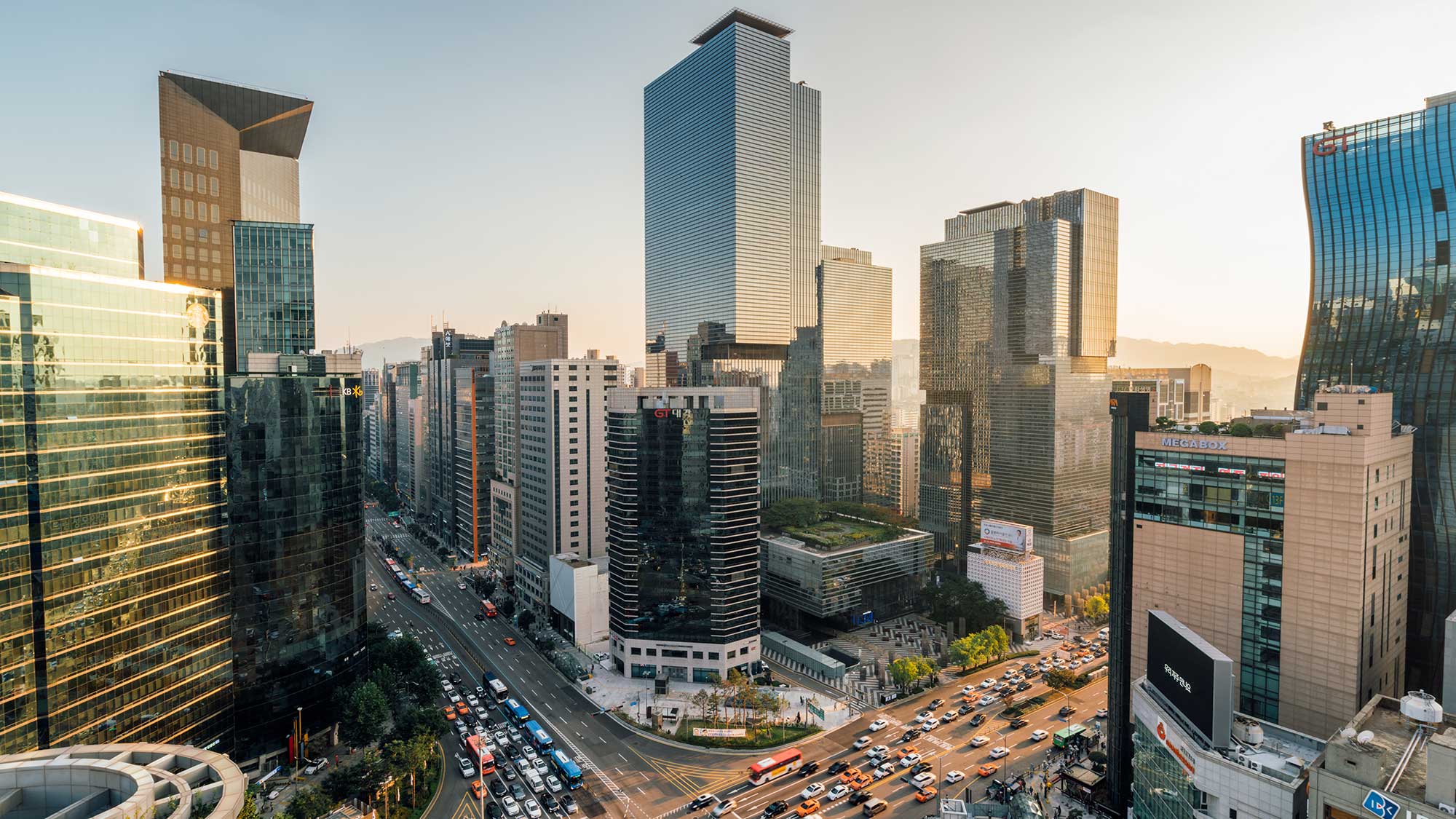 Eine große Kreuzung in Downtown Seoul. In den Häuserschluchten von Seoul funkt 5G schon seit 2018. Die Netzbetreiber in Südkorea starteten zu den Olympischen Spielen ihre ersten Tests.