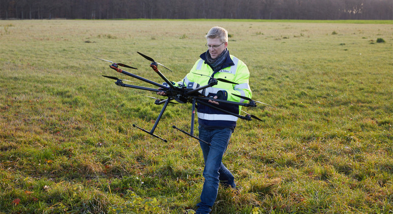 Andreas Volkert trägt ein Testgerät. Die finale 5G-Rettungsdrohne soll ohne menschliche Hilfe von einer Basis aus in ihre Einsätze starten.