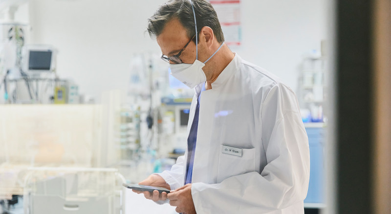 Handynutzung ist in diesem Fall ausdrücklich erlaubt: Dr. Michael Gliem in einem Schockraum der Uniklinik.