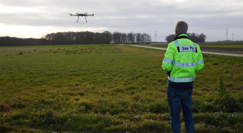 Zu Testzwecken fliegt Volkert über ein Feld. Die Drohne ist wendig und kommt auch mit Minusgraden und Niederschlag zurecht.