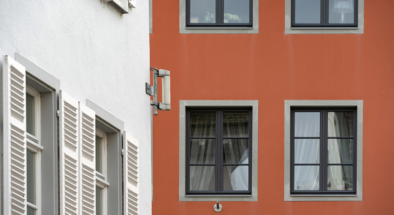 Nicht störend, sondern nützlich: Diese kleine Mobilfunkantenne ist an einer Hauswand in Konstanz montiert.