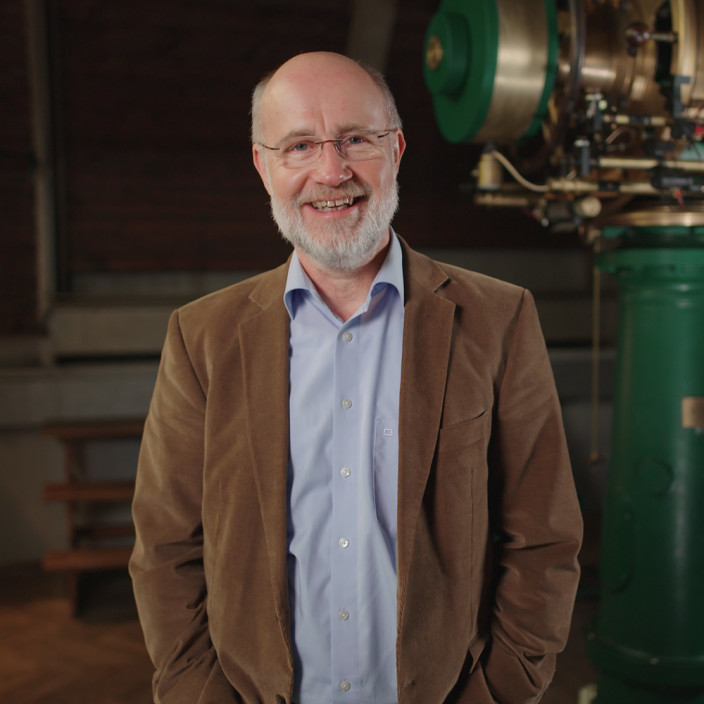 Harald Lesch ist einer der bekanntesten Erklärer von Wissenschaft im deutschen Fernsehen. Im Interview erläutert der Physik-Professor, wie Wissenschaft den Mobilfunk erforscht – und weshalb Forschung niemals ganz abgeschlossen ist.