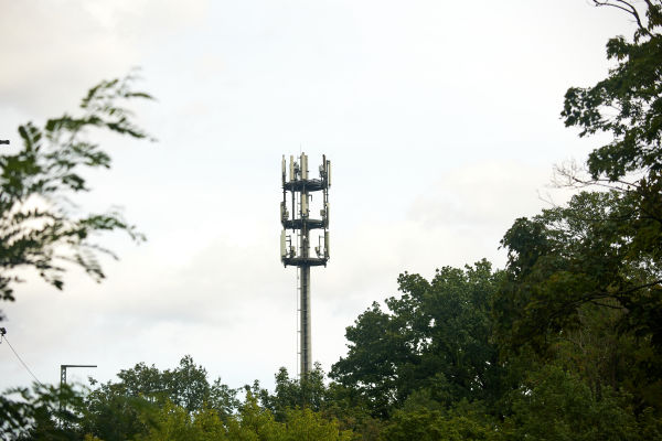 Dieser dreistöckige Mobilfunksendemast beherbergt die Antennen von gleich drei Mobilfunknetzbetreibern. Durch Lage und Bauart gewährleistet diese Mobilfunksendeanlage flächendeckende Netzabdeckung in seiner Umgebung.