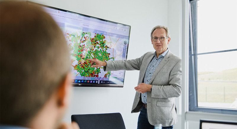 Dr. Jürgen Grüner zeigt, wie gut die Mobilfunkabdeckung im Kreis Coesfeld ist. Daten dazu stehen fast tagesaktuell zur Verfügung, sodass die Messfahrten laufend angepasst werden können.