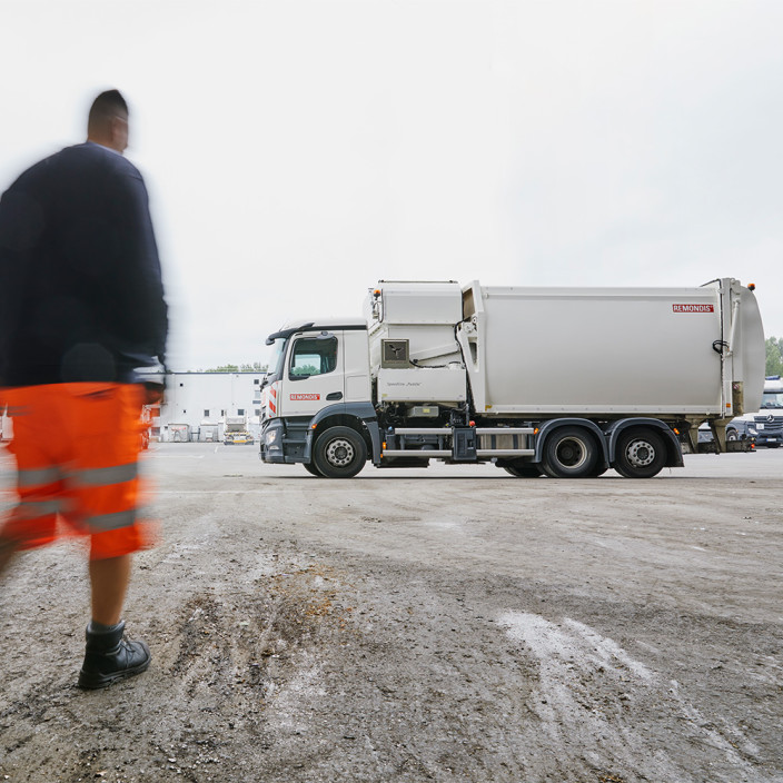 Ein Mitarbeiter geht zum Müllfahrzeug, das im Münsterland nicht nur Abfall, sondern auch Daten zur Mobilfunkabdeckung sammelt.