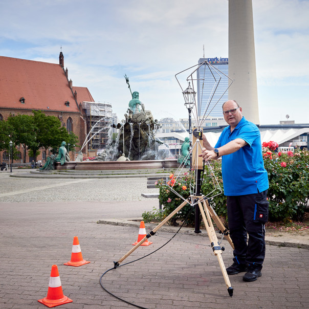 Für den Mobilfunk gelten strenge Grenzwerte, die elektromagnetische Strahlung regulieren. Ob sie ausgeschöpft werden, kontrolliert die Bundesnetzagentur, hier auf dem Alexander Platz in Berlin.