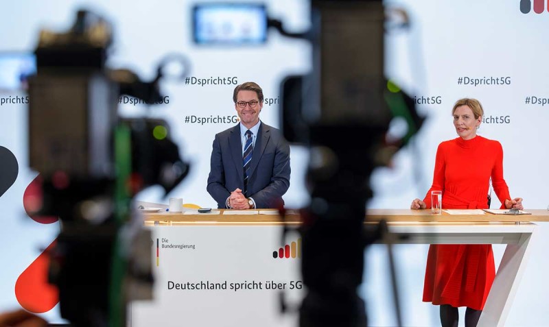 Andreas Scheuer und Tanja Samrotzki stehen beim 5G-Bürgerdialog vor den Kameras.