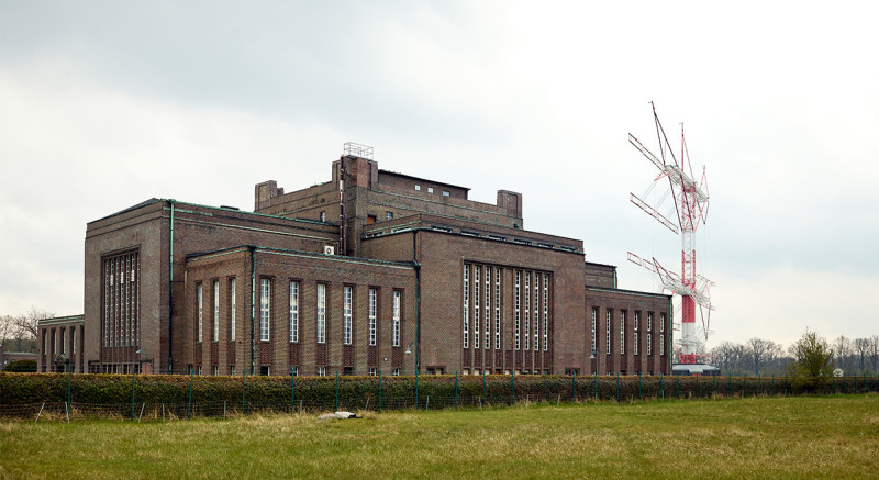 Das Hauptgebäude der Großfunkstelle Nauen mit einer Kurzwellenantenne.
