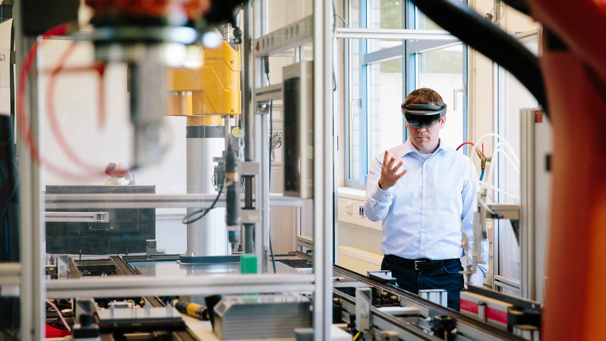 Ein Mann trägt Virtual Reality Brille im Produktionsraum. Durch den neuen Mobilfunkstandard 5G werden auch andere Technologien wie Virtual Reality die Industrie bereichern. 