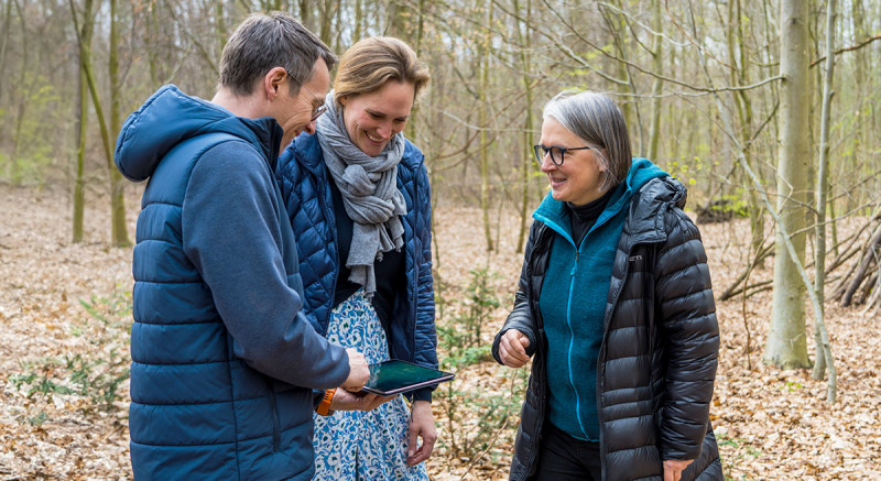 Wie kann der smarte Wald auch für die Umweltbildung genutzt werden? Mit dieser Frage beschäftigt sich Elisabeth Hüsing (Mitte) von der Stiftung Zukunft Wald.
