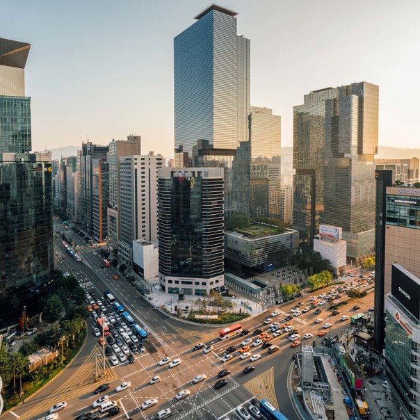 Eine große Kreuzung in Downtown Seoul. In den Häuserschluchten von Seoul funkt 5G schon seit 2018. Die Netzbetreiber in Südkorea starteten zu den Olympischen Spielen ihre ersten Tests.