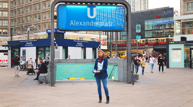 Sybille mit Exposimeter am Alexanderplatz. Die Strahlung an diesem zentralen Platz ist höher als anderswo, doch die Grenzwerte werden deutlich unterschritten.