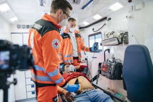 Notfallsanitäter Gabriel Hümmer (links) und sein Kollege Leon Bösl untersuchen den Patienten mit einem Ultraschallgerät. Über ein Smartphone und 5G-Mobilfunk wird das Bild in Echtzeit in die Klinik übertragen. StMWi/Quirin Leppert
