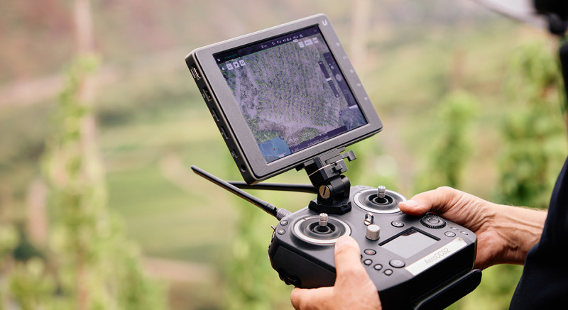 Mit regelmäßigen Erkundungsflügen kartografieren die Drohnen von aeroDCS den Weinberg.
