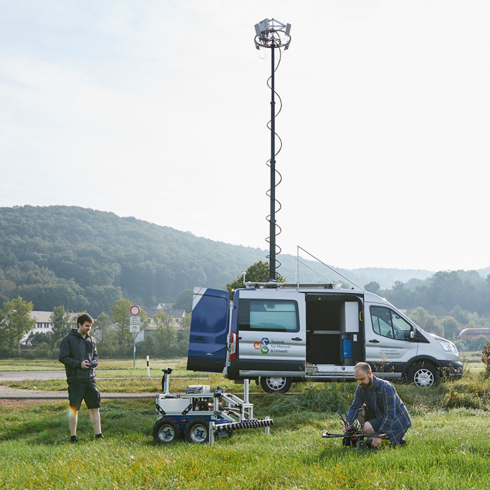 In der Pfalz bekämpft ein Roboter gezielt Unkraut auf der Wiese. Bastian Kolb-Grunder und Christopher Hobelsberger steuern diesen mithilfe des 5G-Mobilfunks.