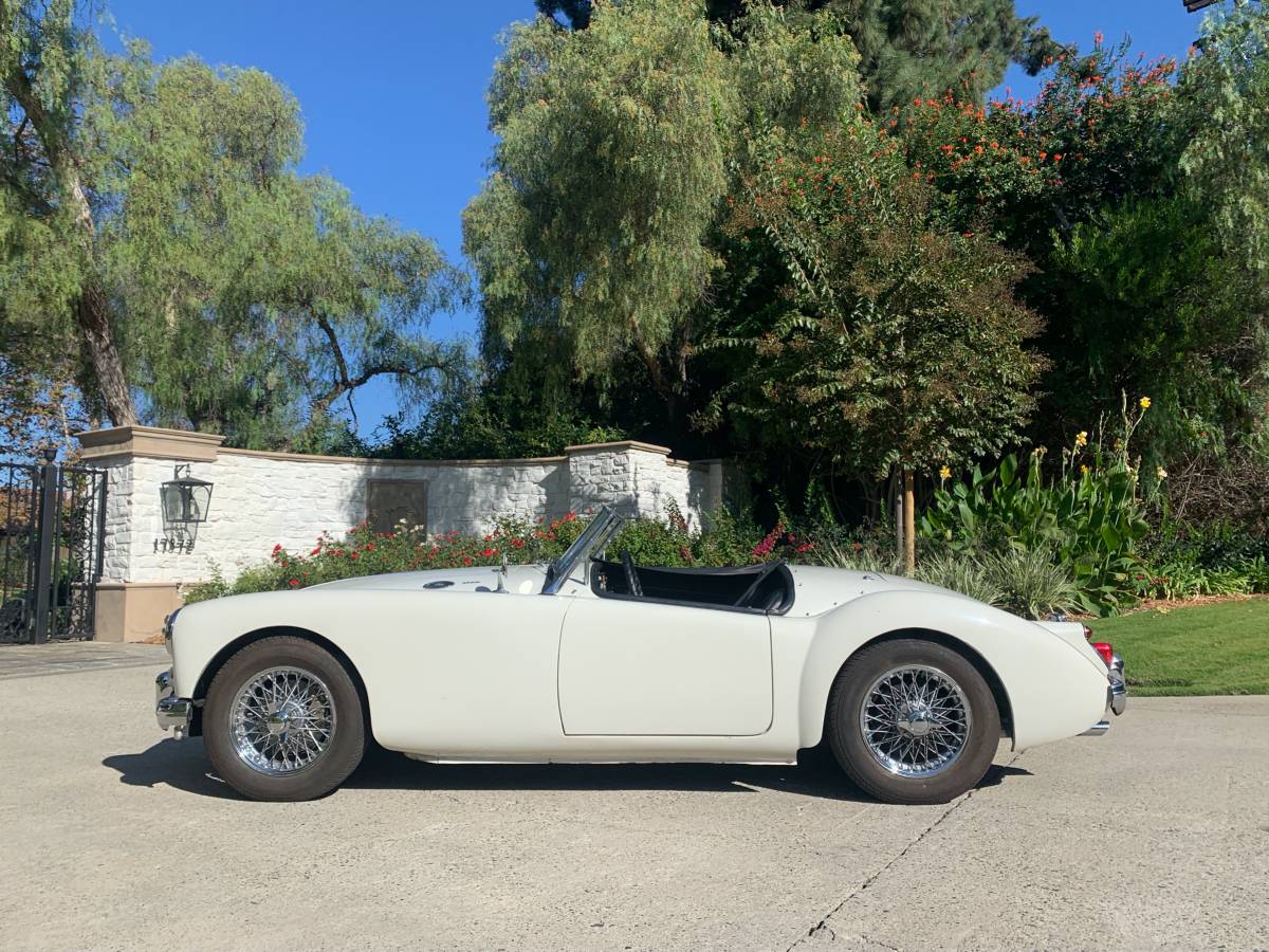 all-in-the-family-original-family-owned-1960-mga-1600-mki-roadster00Y0Y 4MkunJDNM03 0CI0t2 1200x900