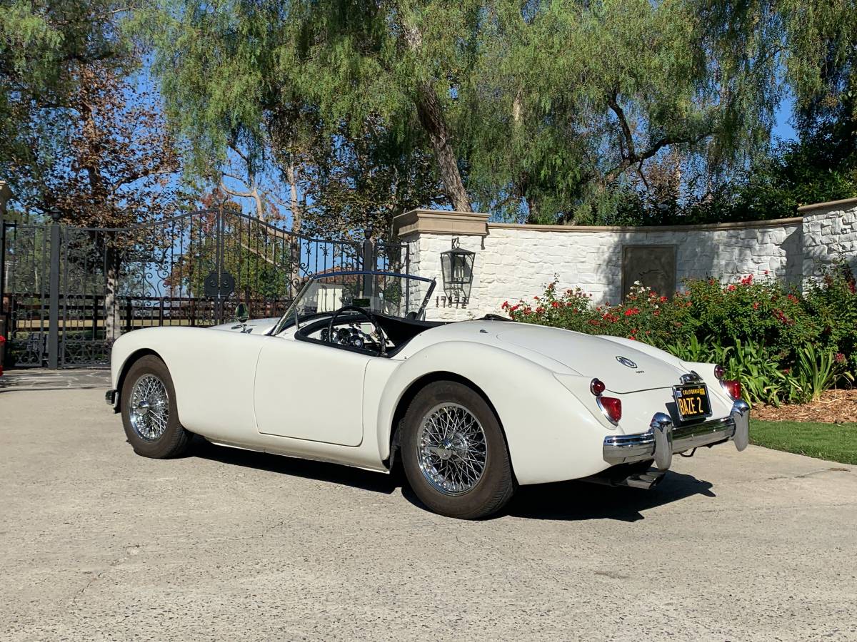 all-in-the-family-original-family-owned-1960-mga-1600-mki-roadster00d0d ehABbmfLBoy 0CI0t2 1200x900