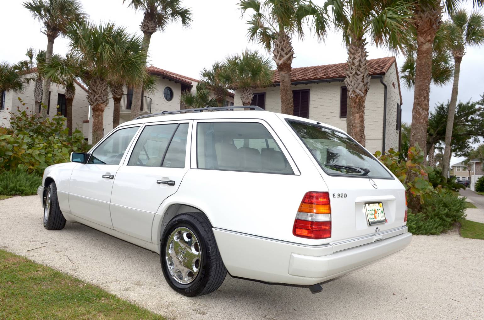 built-to-a-standard-not-to-a-price-32k-mile-1995-mercedes-benz-e320-estate77959121-770-0@2X