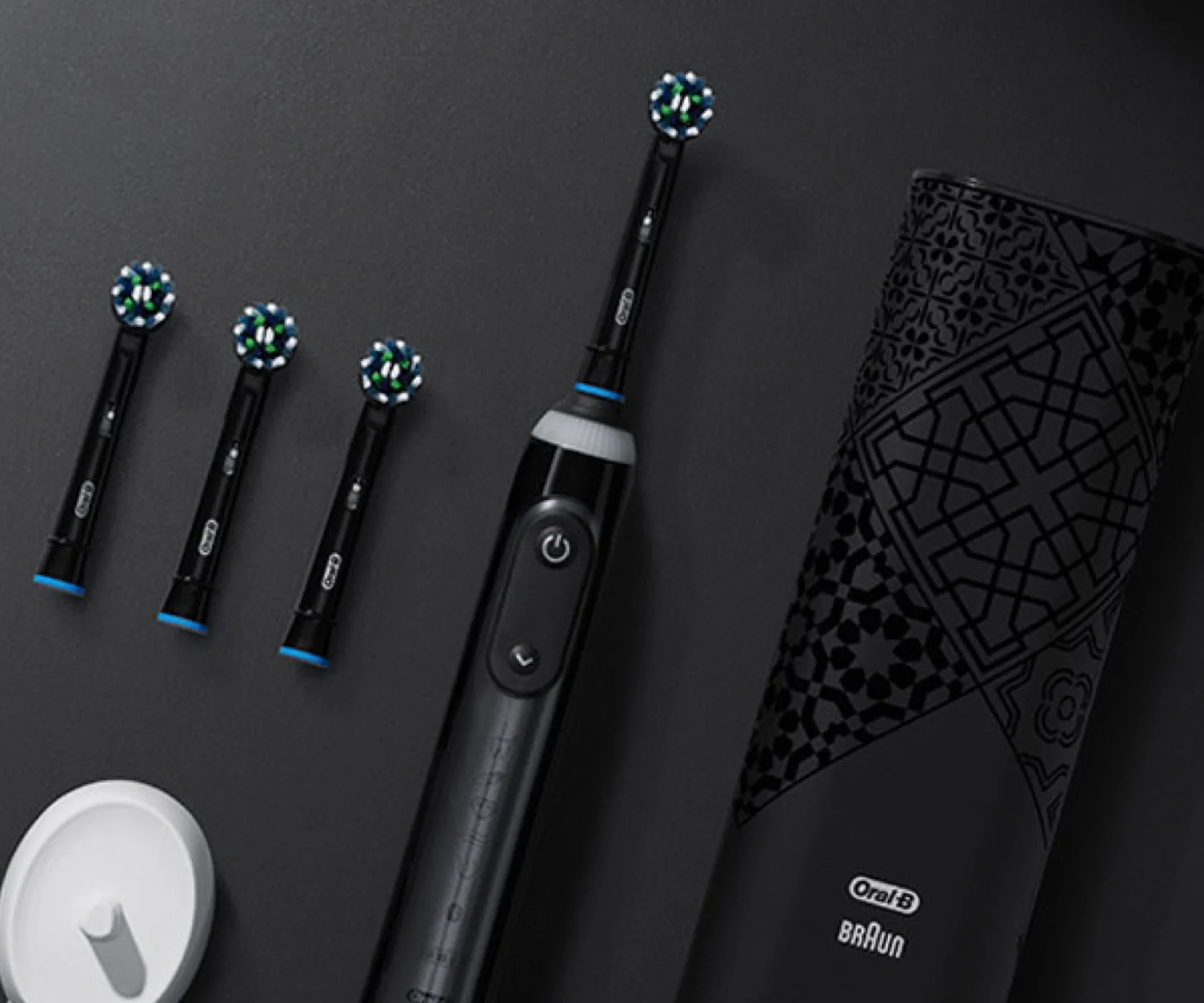 Zwarte Oral-B Genius X elektrische tandenborstel met drie navullingen en etui