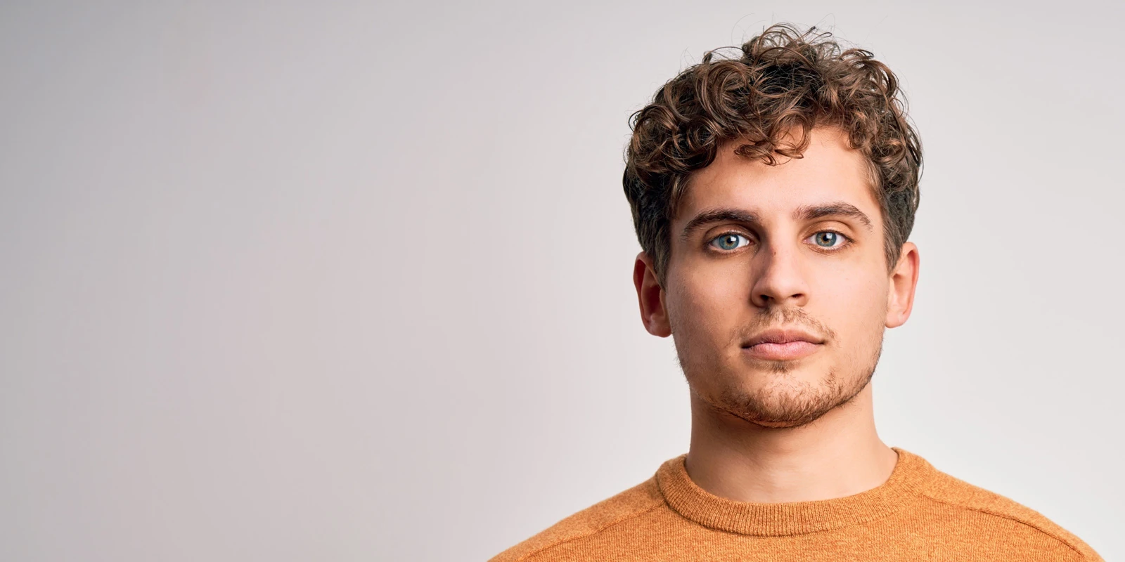 Cortes de pelo para hombres: peinados sencillos con un cortador de pelo en casa